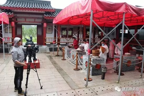 江西省電視臺(tái)到建昌幫非遺展示館進(jìn)行拍攝采訪