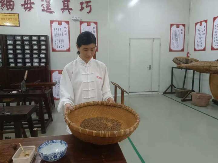 喜報(bào)！建昌幫藥業(yè)黃建琴榮獲“江西省五一勞動(dòng)獎(jiǎng)?wù)隆? />

          <p>2022年4月，江西省總工會(huì)發(fā)布了關(guān)于《2022年江西省五一勞動(dòng)獎(jiǎng)和江西省工人先鋒號推薦對象》的公示，共計(jì)129人榮獲“五一勞動(dòng)獎(jiǎng)?wù)隆?，建昌幫藥業(yè)黃建琴榜上有名。黃建琴，撫州南城人，現(xiàn)任建昌幫藥業(yè)生產(chǎn)制造部倉庫主管，系江西省非物質(zhì)文化遺產(chǎn)中藥傳統(tǒng)炮制技術(shù)流派“建昌幫”第八代弟子（第七代傳人上官賢弟子）。在平凡的工作崗位上，她始終如一，嚴(yán)謹(jǐn)求實(shí)，兢兢業(yè)業(yè)，用心傳承非遺技藝，她團(tuán)結(jié)同事，就像黏合劑一樣</p>
          <strong>Continue Reading...</strong>
        </a>
        <span>01<font>May</font><em>2022</em></span>
      </li>

      <li>
        <a href=